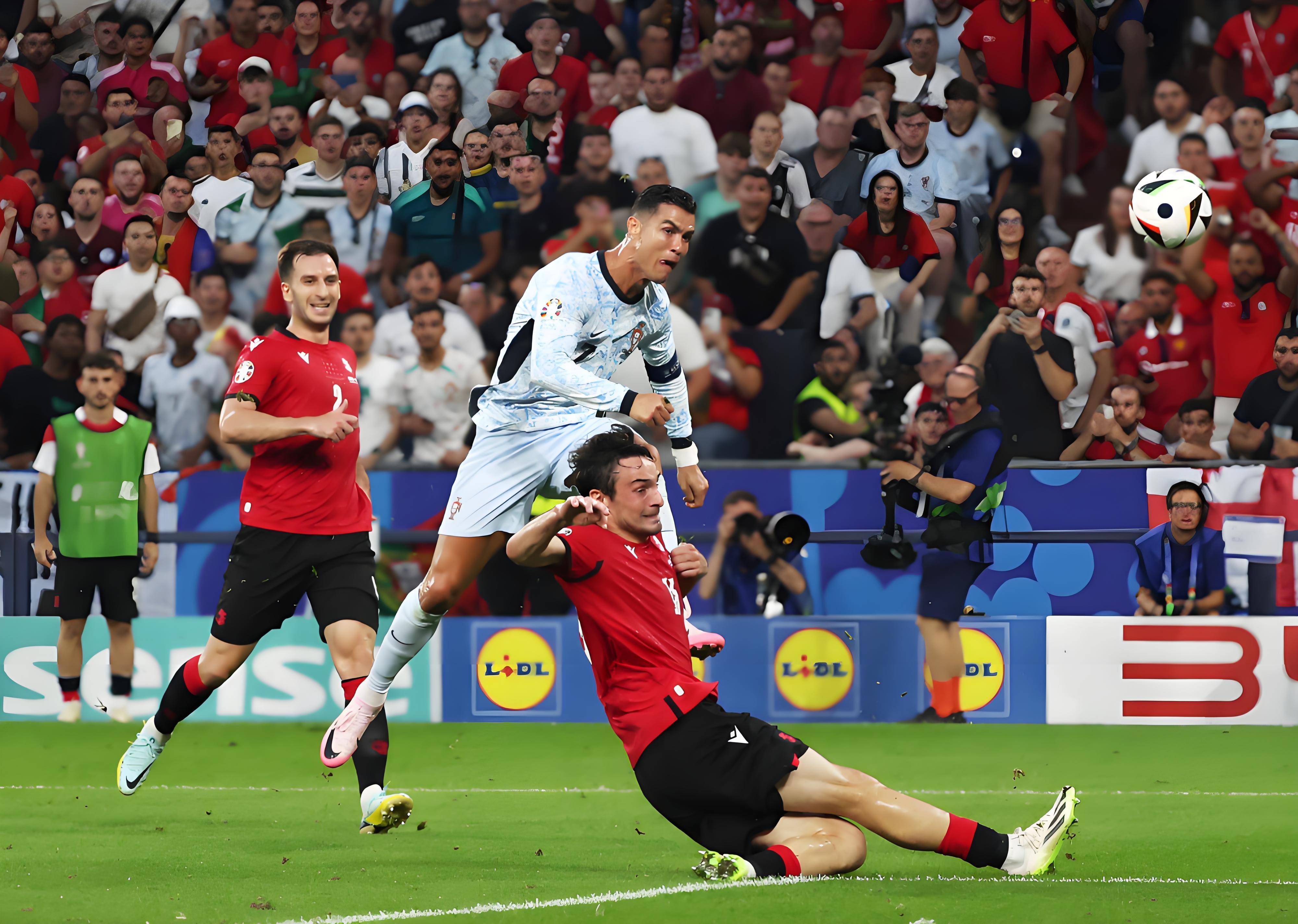 爱游戏娱乐包含葡萄牙体育冲刺阶段内部沟通C罗在独行侠比赛中回归赛场之后，波尔图窗口期复出首秀的词条