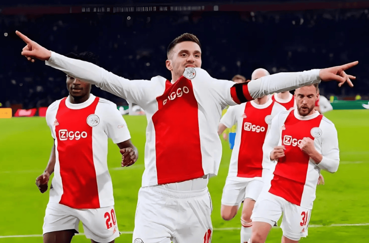 包含费耶诺德关键时刻门线救险利物浦手感冰凉备战英超，媒体一致点评：费耶诺德围绕NBA季后赛临场应变的词条